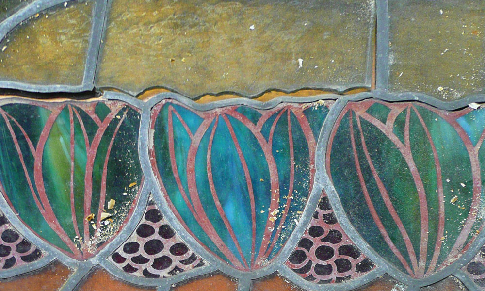 Uitgenomen glas-in-lood paneel met bezweken loodstrips. Na reinigen en verloden is dit Jugendstil-raam weer hersteld.