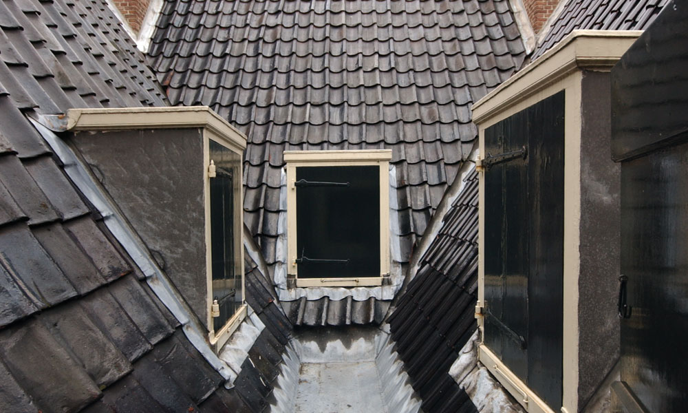Inmiddels tamelijk zeldzame zwartverglaasde Oudhollandse plannen op het dak van een zeventiende-eeuws huis.